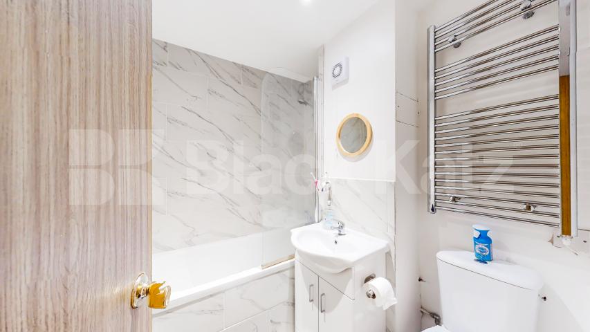 Refurbished a year ago and set on the banks of the river lea Riverside Close, Clapton 